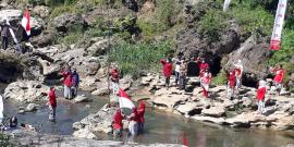 Sang Merah Putih Berkibar di Tengah Kali Oya